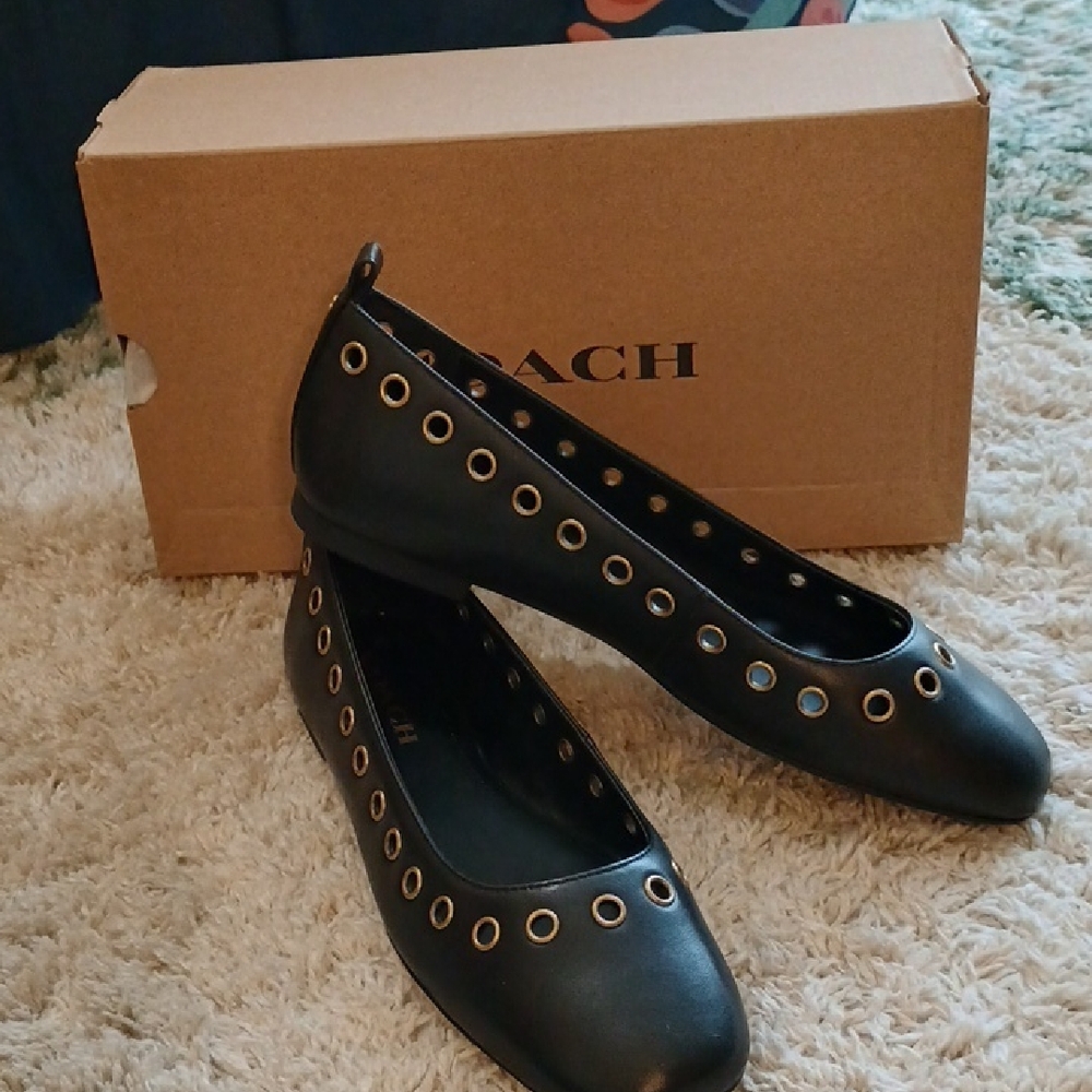 ๐ Coach Black Genuine Leather Grommet Flats - Picture 2 of 9